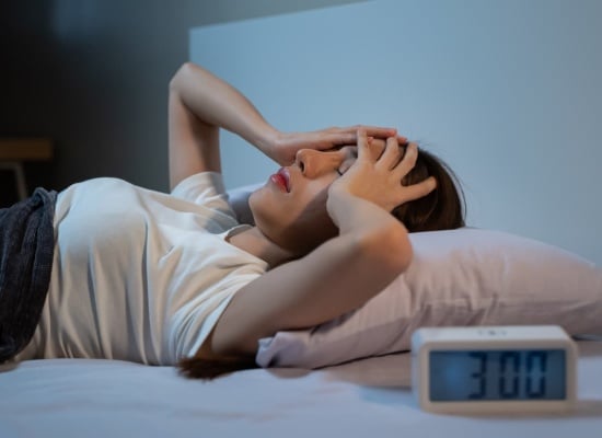 femme fait une insomnie