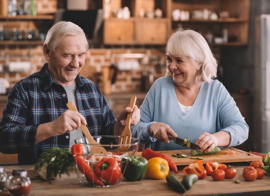 couple de senior heureux dans la cuisine 