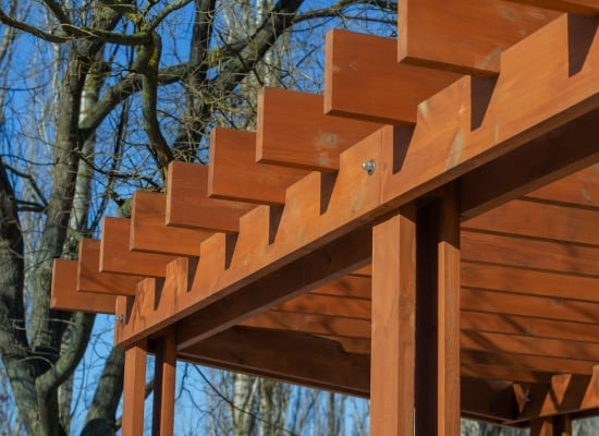 Pergola en bois exotique.