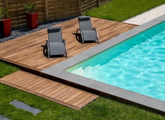 Les meilleurs bois pour une terrasse de piscine