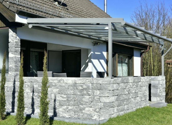 Pergola avec un toit.