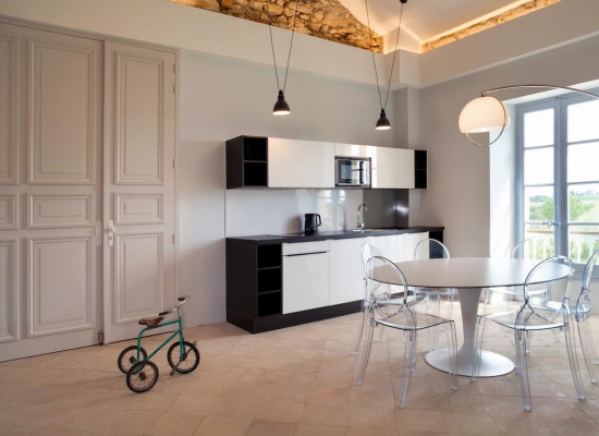 magnifique cuisine ouverte avec tomette au sol 