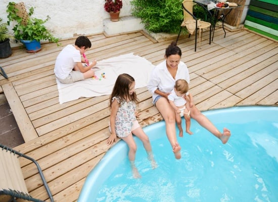 une famille profite de la piscine avec une eau de qualité