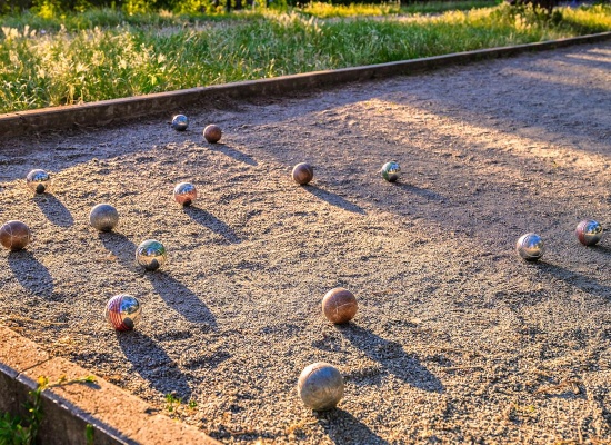Terrain de pétanque dans un jardin.