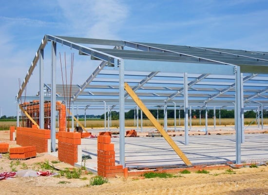 Maison en construction avec une charpente en métal.