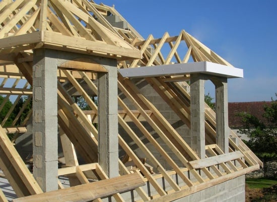 charpente en bois en construction