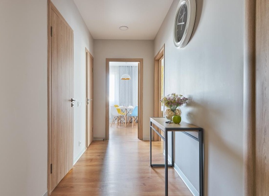 couloir lumineux avec les essentiels : console et horloge