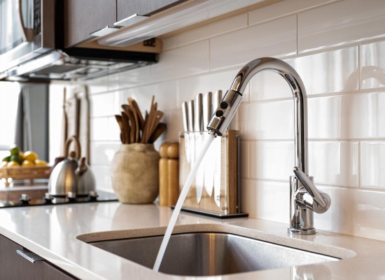 evier cuisine avec un plan de travail en corian