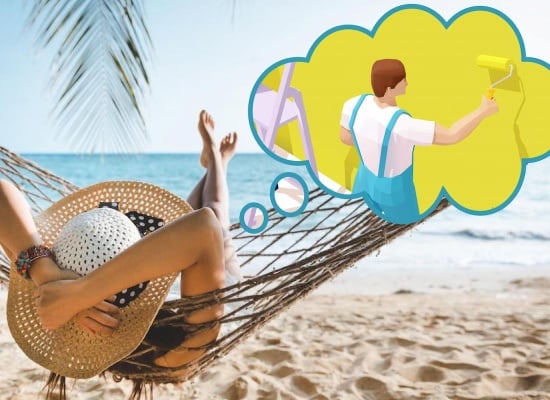 Femme à la plage qui pense à ses travaux de rénovation