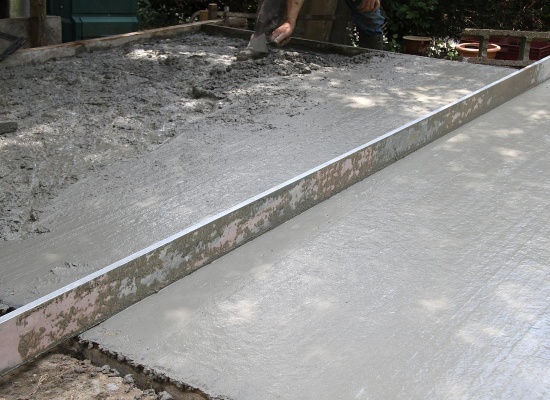 la chape de béton vient en finition au dessus de la dalle