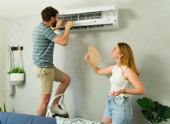 Couple dont le climatiseur est en panne