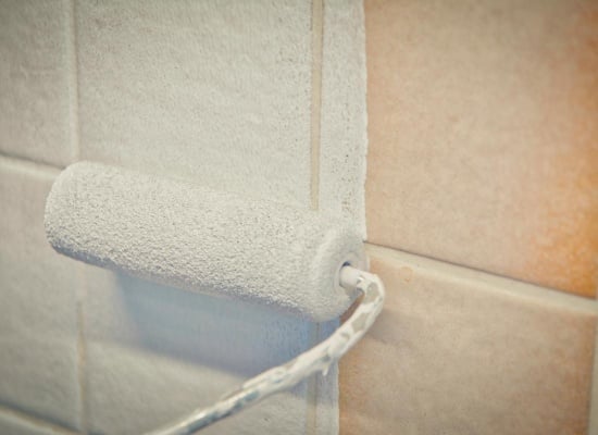 Carrelage peint en blanc avec un rouleau