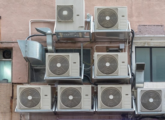 climatiseurs sur façade immeuble