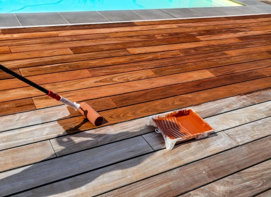 Application de lasure sur une terrasse en bois