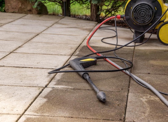 Conseils pour bien nettoyer une terrasse en béton