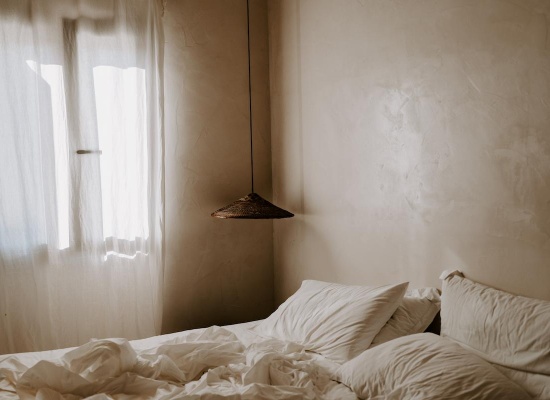 mur à la chaux dans une chambre