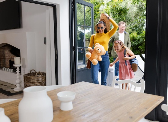 famille qui rentre de vacances