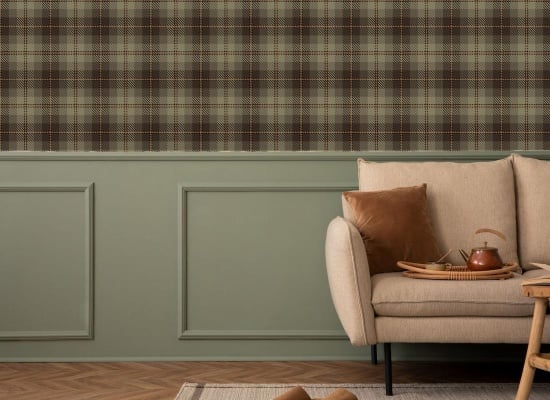 Canapé devant un mur à motifs tartan