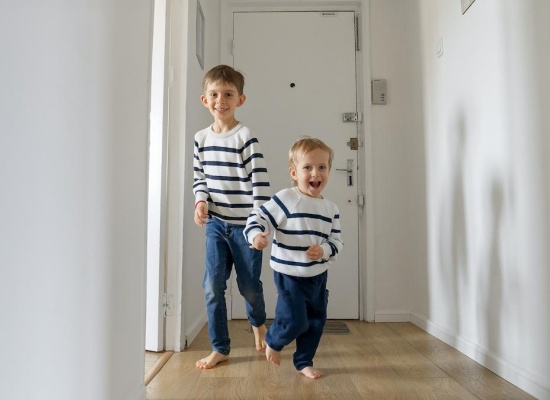 enfants courrent dans un couloir