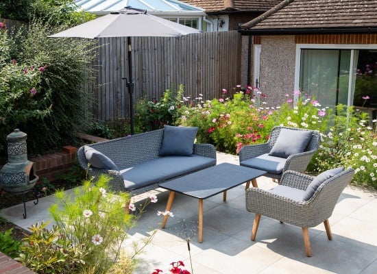 Petite terrasse devant une maison avec une table pour quatre
