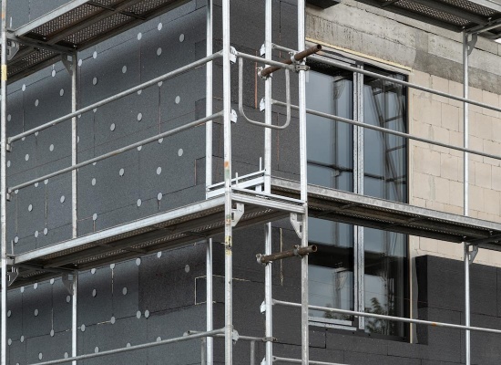mur exterieur d'un immeuble en cours d'isolation