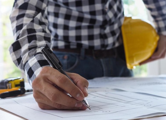 maitre d'oeuvre travaillant sur un nouveau projet de travaux