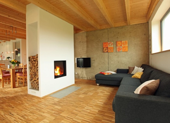Pièce à vivre avec une cheminée double foyer
