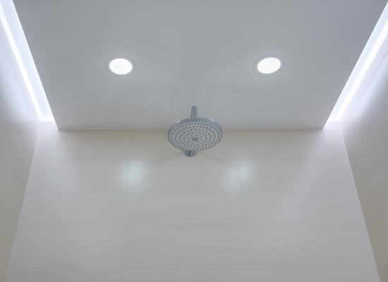 Installer un faux plafond dans une salle de bains