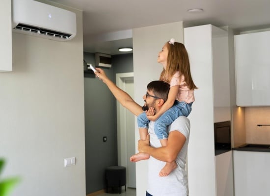 Climatiseur reversible réglage homme et sa fille