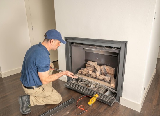 artisan termine la renovation d'une cheminee 