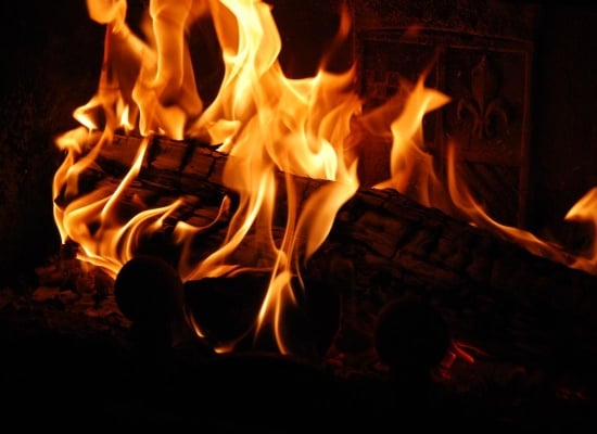 UNE-feu-flammes-cheminée