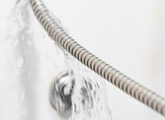 UNE fuite d'eau d'un receveur de douche