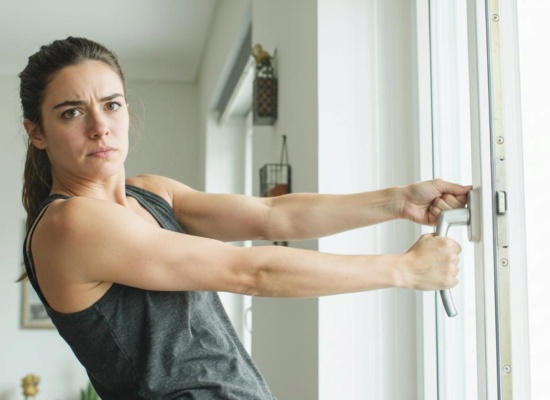 femme ouvrant une fenêtre