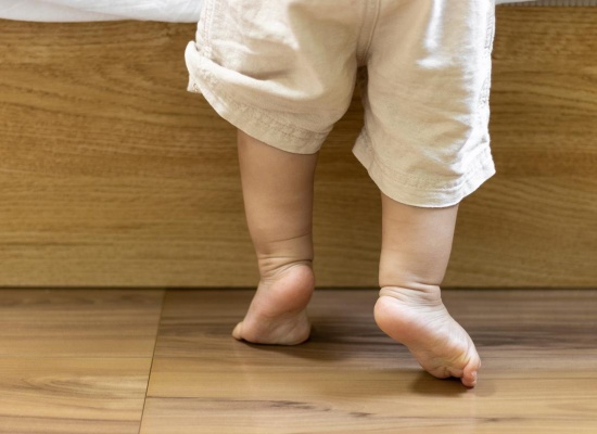 pied sur parquet qui grince