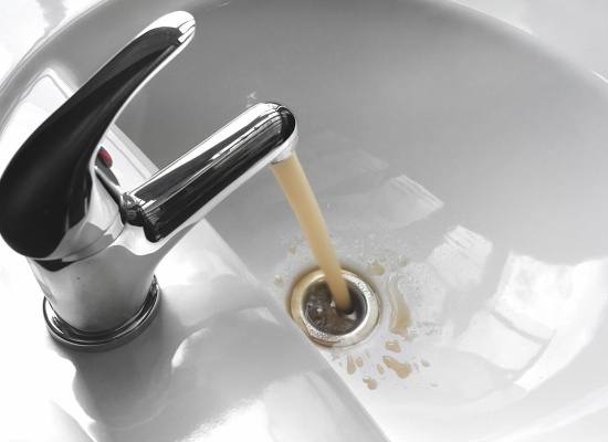 une eau marron sort de votre robinet ? que faire ? 