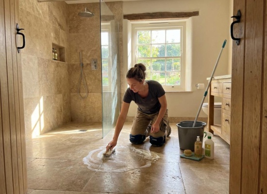comment entretenir correctement votre salle de bain en travertin