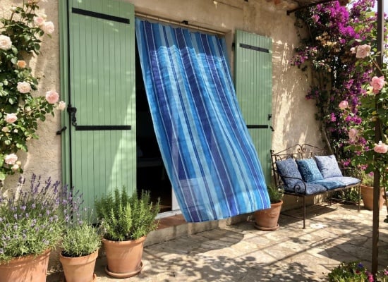 rideau dans une maison provençale