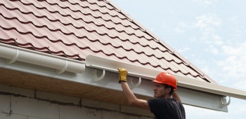 Pose de gouttières en PVC
