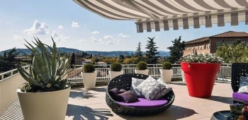 Terrasse couverte par un store
