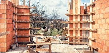 Construction d'une maison en briques