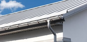 Couverture avec un bac en acier