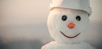 Bonhomme de neige sur un chantier