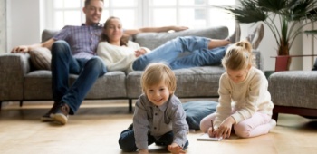 Photo d'une famille dans un salon