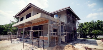 Brique ou parpaing ? Ootravaux vous aide à choisir le bon matériau pour votre maison