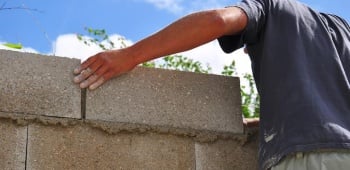 Des murs en parpaing pour des fondations solides : comment faire ?
