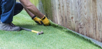 installation-gazon-synthetique-ootravaux