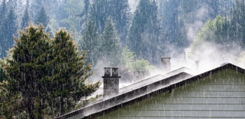 pluies diluviennes sur une toiture