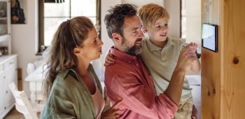 famille qui règle le chauffage