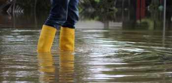 rue inondee bottes jaunes