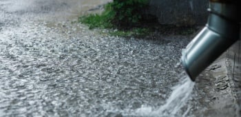 Comment bien évacuer les eaux de pluie dans un jardin ?